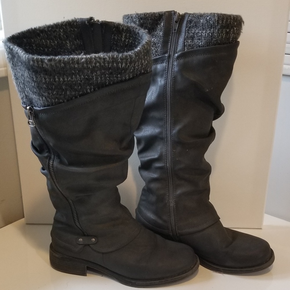 Women's Muk Luks boots size 6.